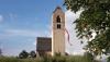 <b>La chiesetta solitaria attende, sempre pronta ad accogliere coloro che salgono con lo sguardo al Cielo.</b> The solitary church awaits, always ready to welcome those who ascend with their gaze to Heaven.