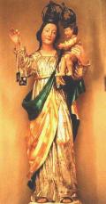 <b>Maria ss.ma, del monte Carmelo. (legno policromo XVI sec.)</b> Maria ci offre sempre Gesù, e insieme dei segni da portare al collo (scapolare) per ricordarci che siamo amati da Dio, che non ci abbandona.
