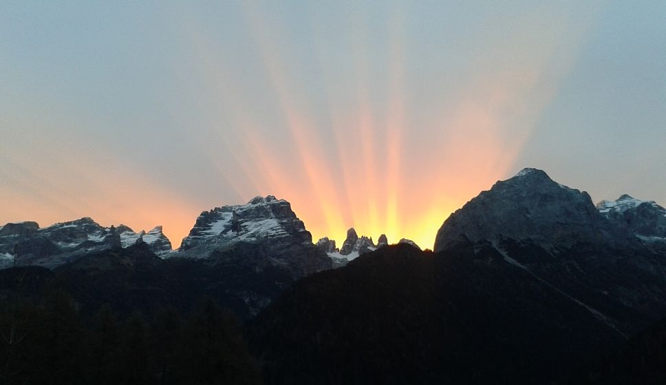 Al suo primo sorgere la luce preannuncia la bellezza e la bontà di tutte le cose. Ti illumini lo Spirito di Dio!